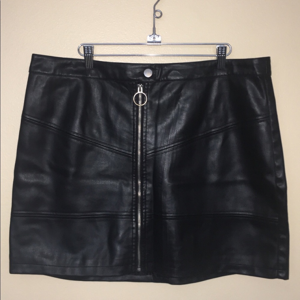 Black leader shirt with ring zipper